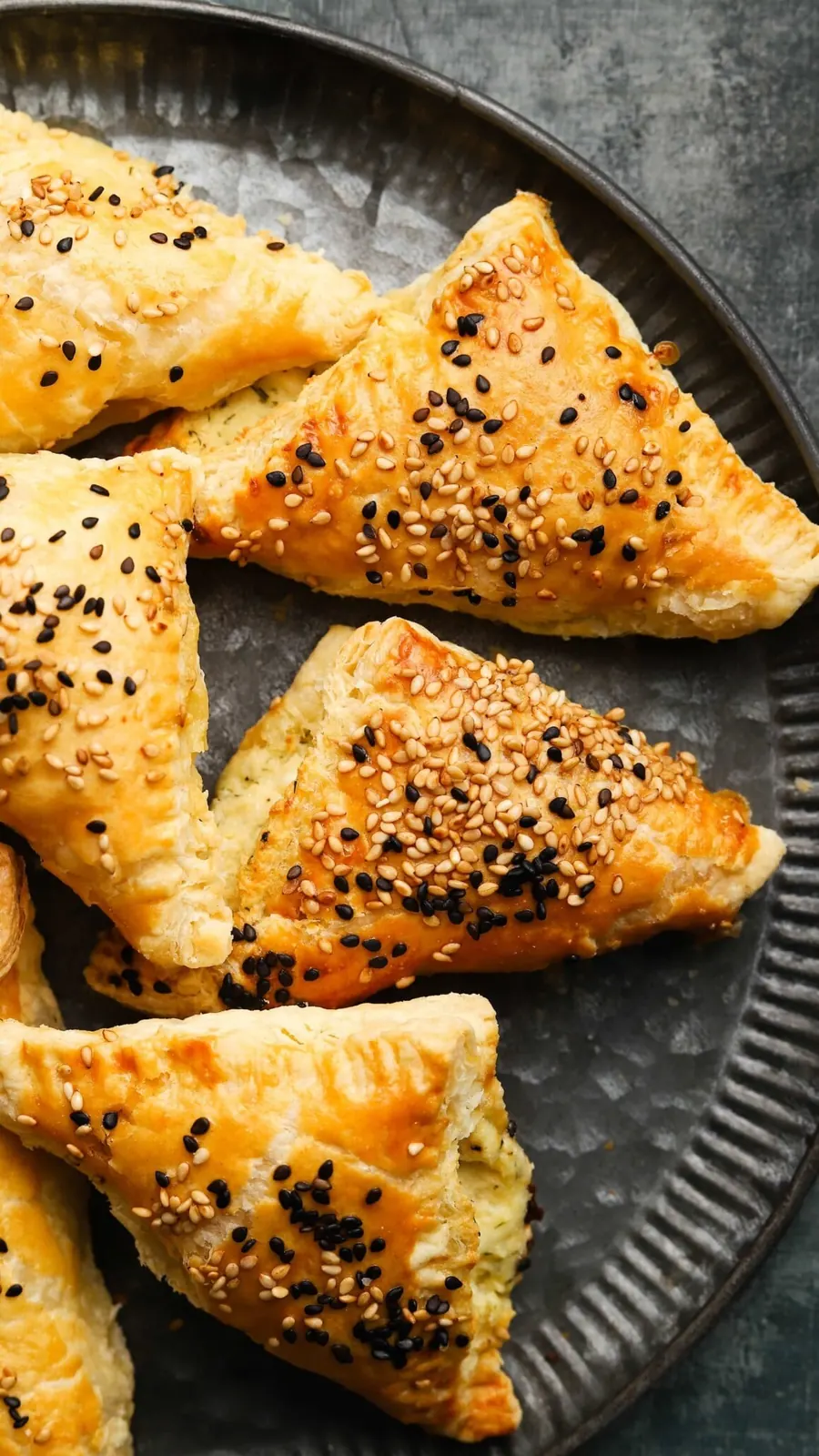 בורקסים משולשים עם שומשום